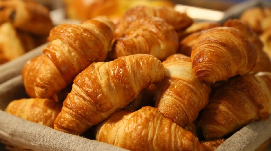 Köstliche Croissants so wie die bei den besten Bäckereien in Hamm verkauft werden.