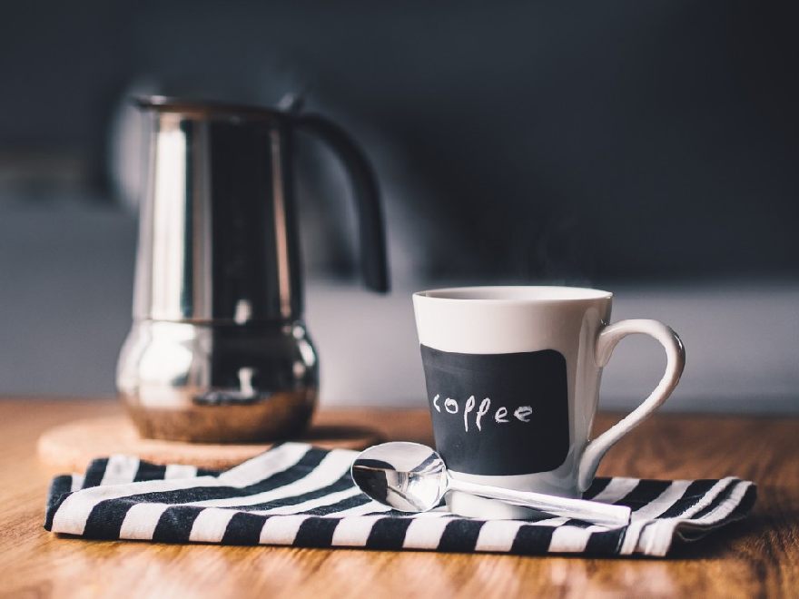 Kaffeekanne und Kaffeetasse auf dem Tisch zubereitet