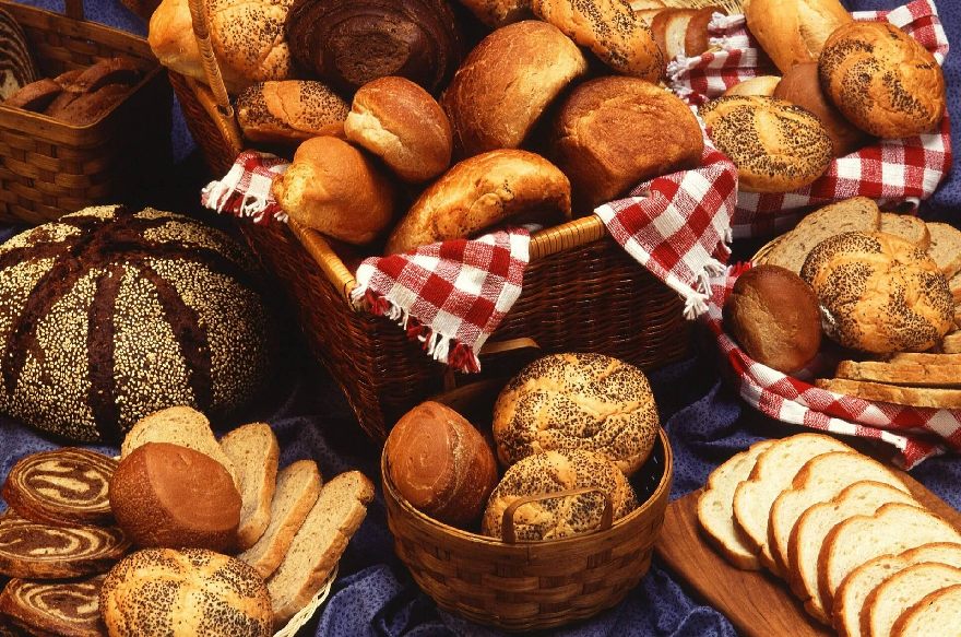 Lekcere Brötchen in Körben, schmackhaft und frisch aus dem Ofen angerichtet.